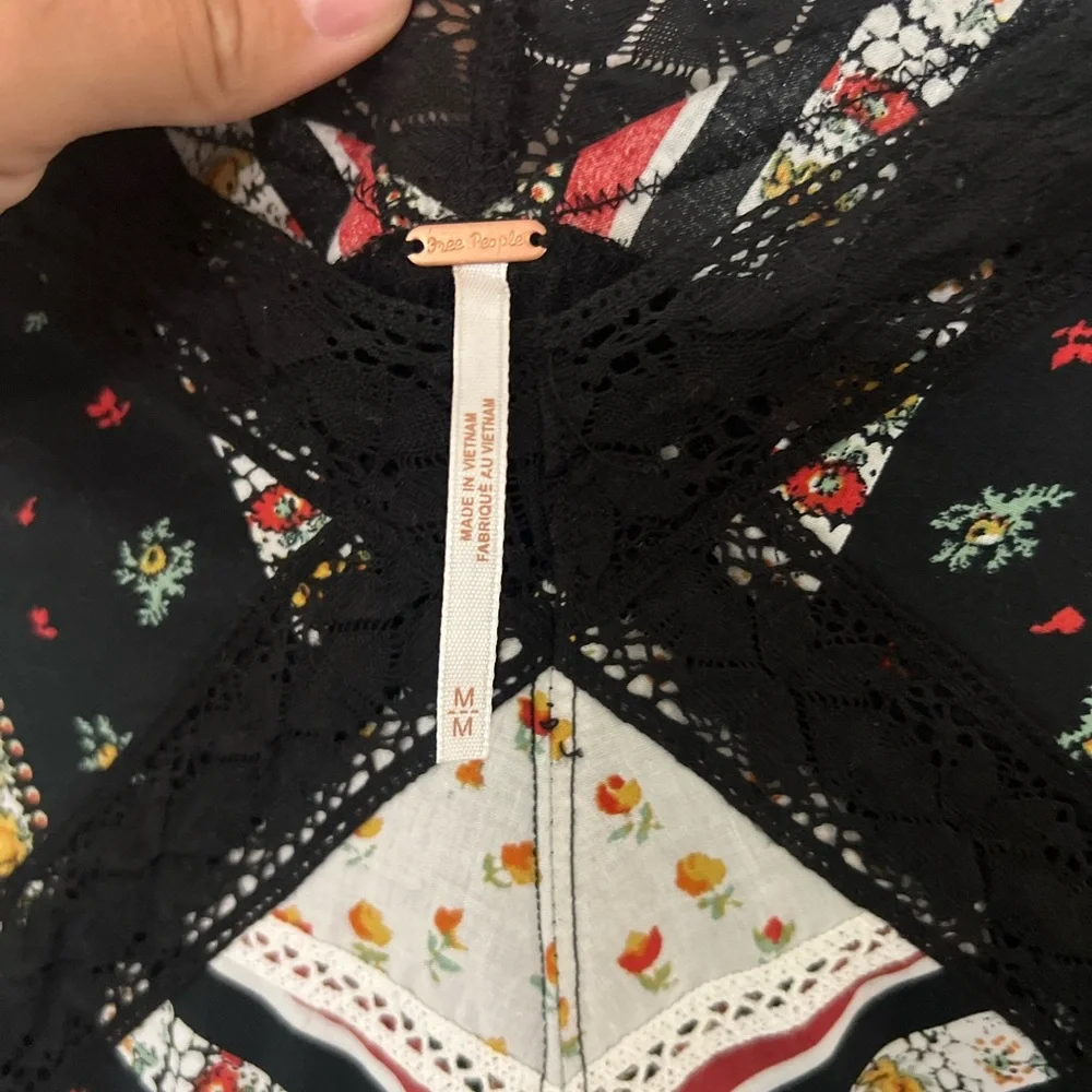 Free People Prairie Days Black Floral Linen Blend Lace Trim Shirt‎ Size Medium